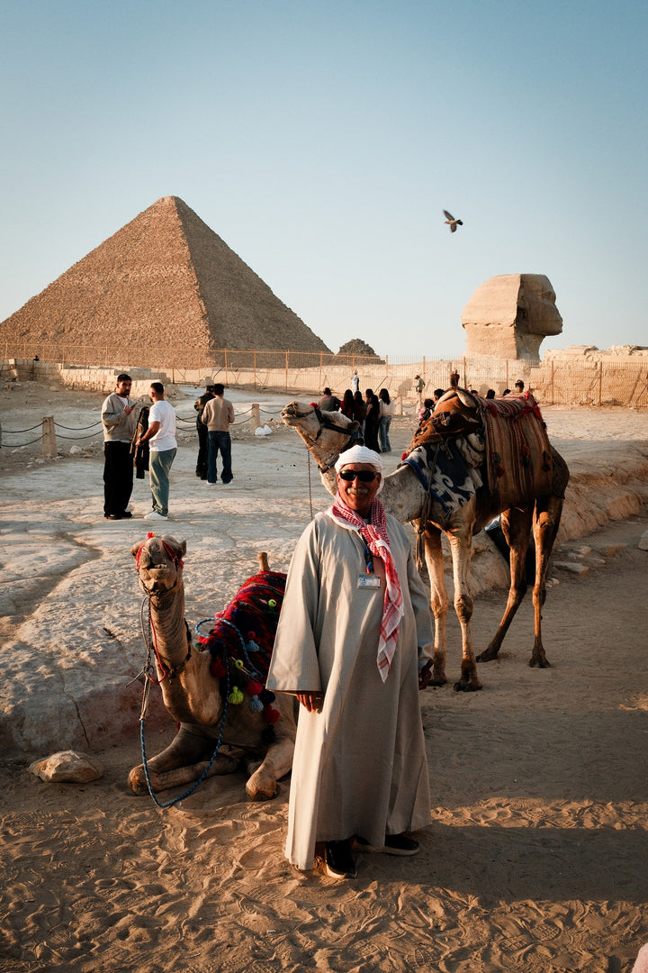 Camel Keeper at the Giza Pyramids and Sphinx im schwarzen Holzrahmen, Rahmenformat 30×40 cm